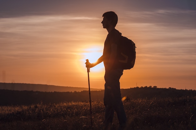 Silhouet van een kampioen op de hoge berg