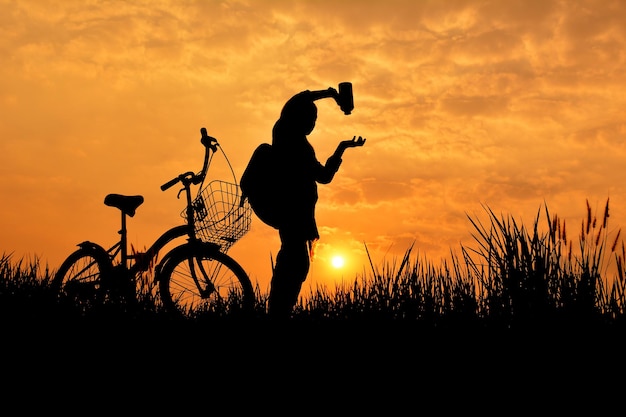 Silhouet van een man bij zonsondergang