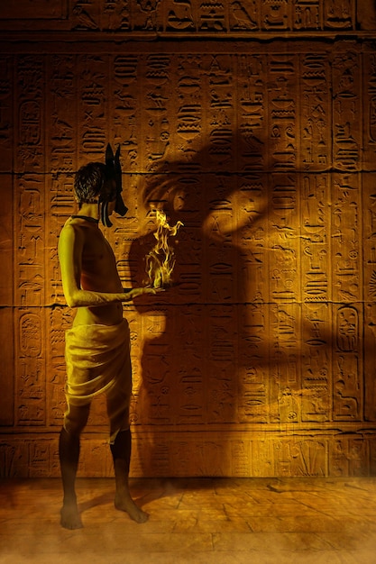 Foto silhouet van een man die de egyptische hiërogliefen leest halloween concept