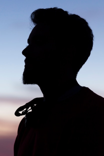 Foto silhouet van een man in een blauwe kristalhemel