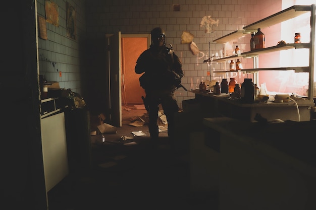 Silhouet van een man in uniform met een wapen in een oude kamer in rode rook