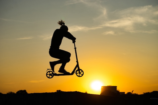 Silhouet van een man rijden en springen op step met prachtige zonsopgang