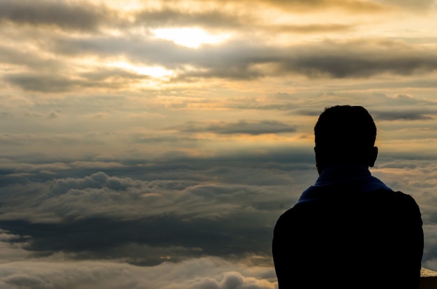 Silhouet van een man voor een prachtig uitzicht in de bergen