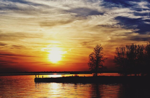 Foto silhouet van een meer bij zonsondergang