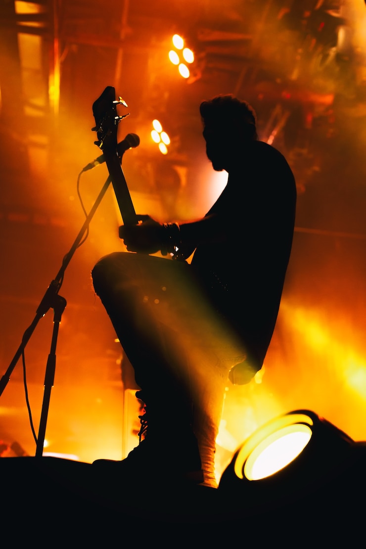 Foto silhouet van een muzikant