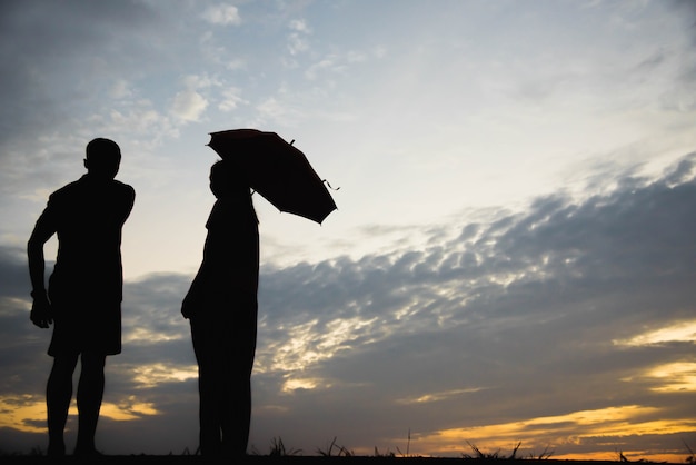 Silhouet van een paar met ruzie in de zonsondergang / concept ruzie