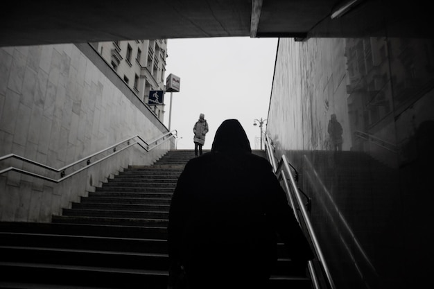 Foto silhouet van een persoon in een tunnel