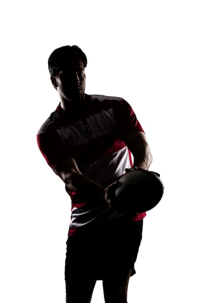silhouet van een rugbyspeler in een rood uniform.