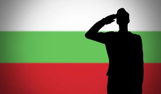 Silhouet van een soldaat die salueert tegen de vlag van bulgarije