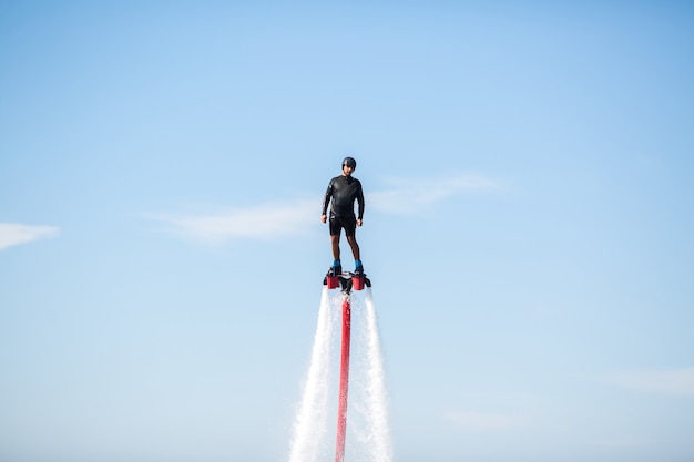 Silhouet van een vlieger op zee