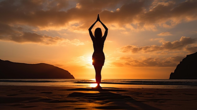 Silhouet van een vrouw die yoga beoefent voor meditatie tegen de zee bij zonsondergang