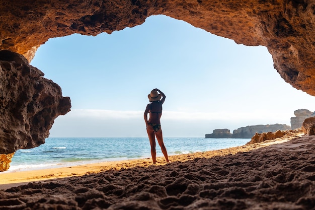 Silhouet van een vrouw in de grot op het strand in de Algarve Praia da Coelha Albufeira Portugal