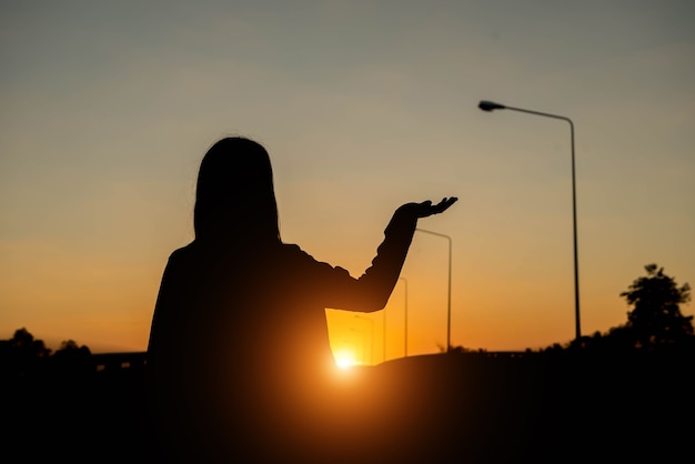 Silhouet van een vrouw met avondlucht.