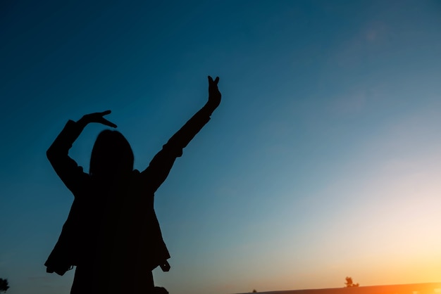 Silhouet van een vrouw met avondlucht.