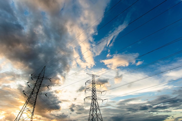 Silhouet van elektrische hoogspanningspoolstructuur