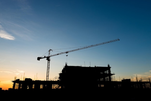 Silhouet van gebouw in aanbouw op zonsondergang