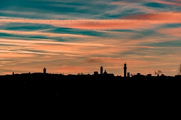 Foto silhouet van gebouwen bij zonsondergang