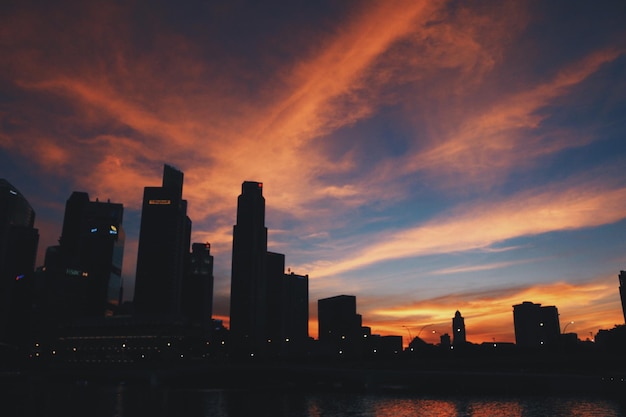 Foto silhouet van gebouwen tegen bewolkte lucht bij zonsondergang