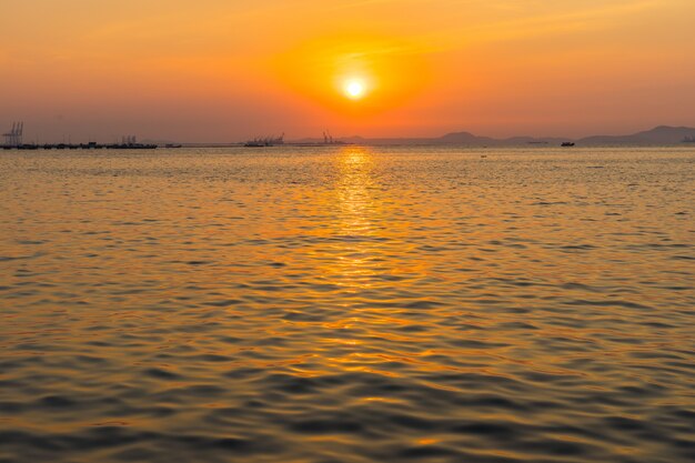 Silhouet van Haven met zonsondergang in Sriracha Chonburi, Thailand