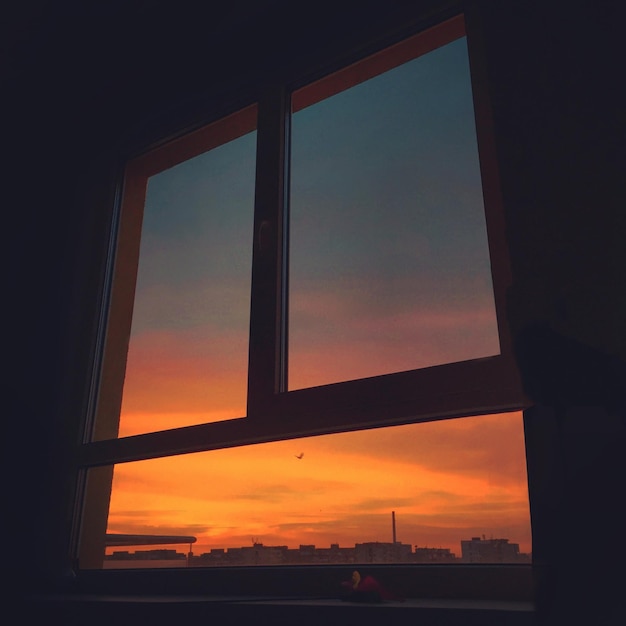 Silhouet van het gebouw bij zonsondergang