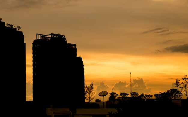 Silhouet van het gebouw met mooie avondhemel