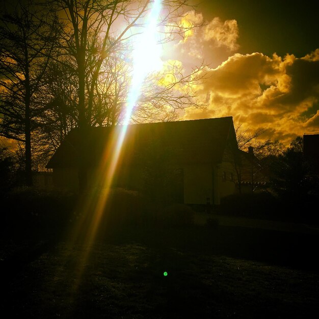 Foto silhouet van het huis bij zonsondergang