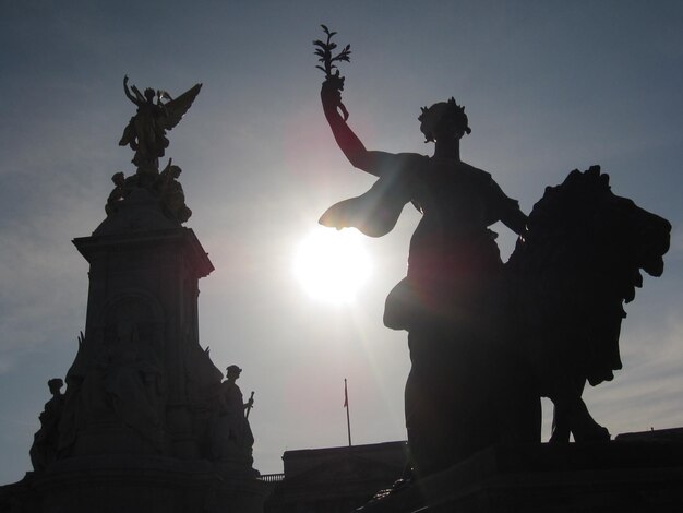 Silhouet van het monument voor het Buckingham Palace