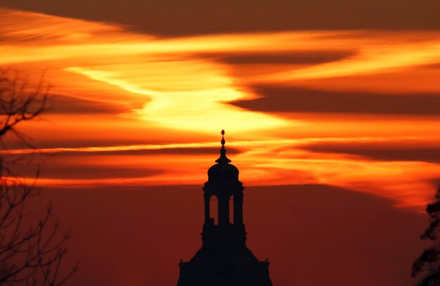 Foto silhouet van het standbeeld bij zonsondergang