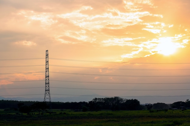 Silhouet van hoogspanning elektrische poolstructuur