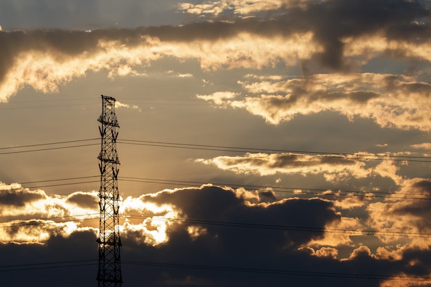 Silhouet van hoogspannings elektrische pool structuur