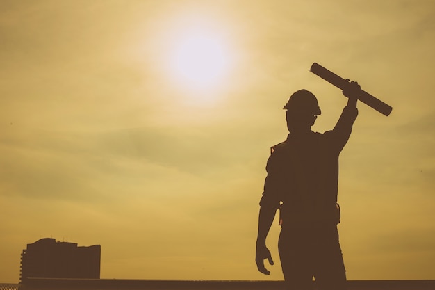 Foto silhouet van ingenieur en zelfverzekerd werken nauw en succesvol.