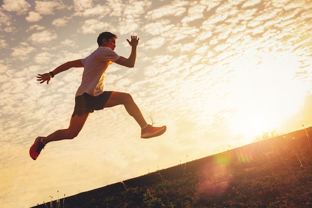 Silhouet van jonge mRunner-vrouw met sport met knieblessure en rennend sprinten op roadtrack