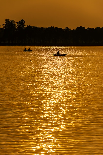 Silhouet van kajakken in Twilight tijd