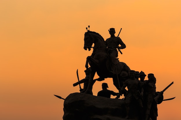 Silhouet van Koning Naresuan-monument in Lampang-Provincie, Thailand