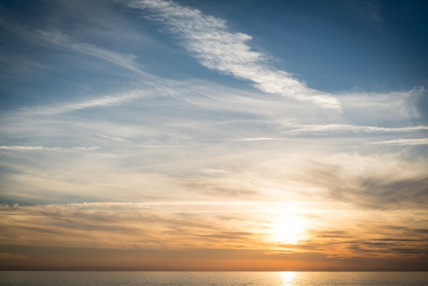 Silhouet van leeg strand bij zonsondergang