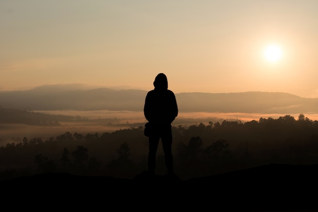 Silhouet van liefde tegen zonsondergang