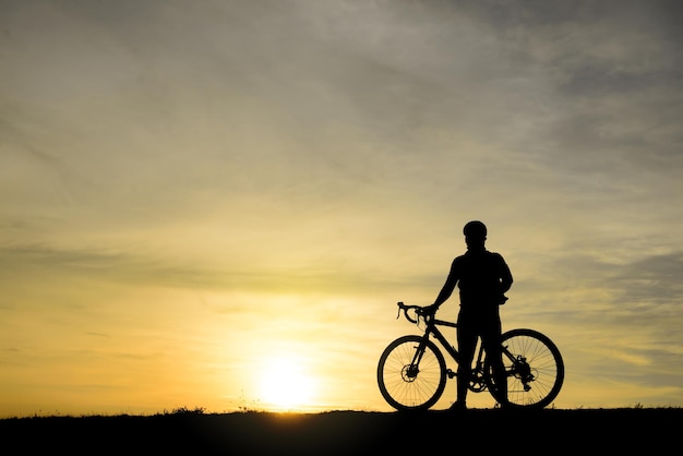 Silhouet van man met fiets