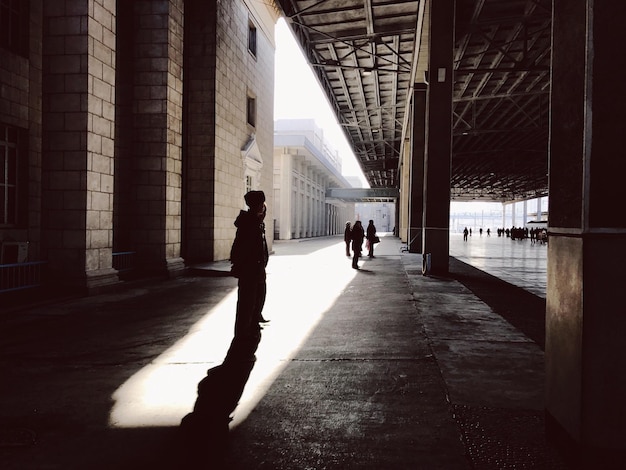 Silhouet van mensen op het treinstation