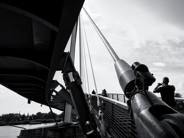 Foto silhouet van mensen tegen een bewolkte hemel