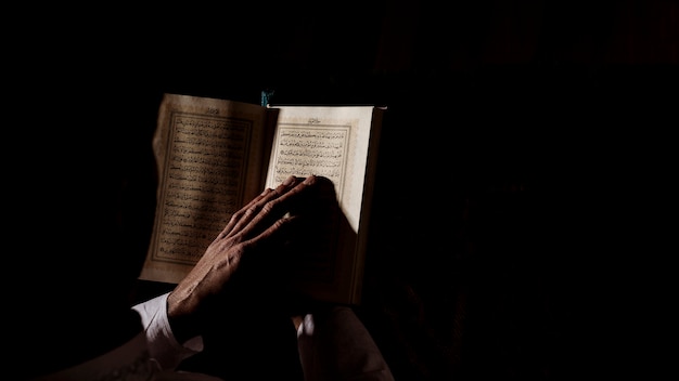 Foto silhouet van mensenlezing in koran