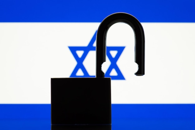 Silhouet van open slot en vlag van Israël op de achtergrond Open grenzen voor reizigers naar Israël vrijheidsconcept