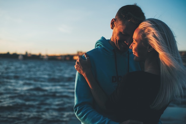 Silhouet van paar in liefde op de pijler, zonsondergangtijd