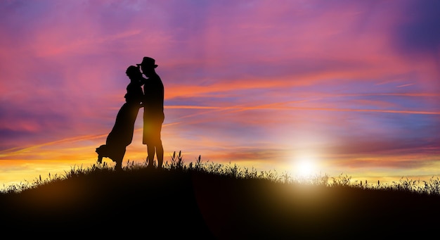 Silhouet van paar minnaar relatie bij schemering landschap