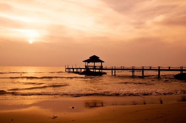 Silhouet van paviljoen met zonsonderganghemel