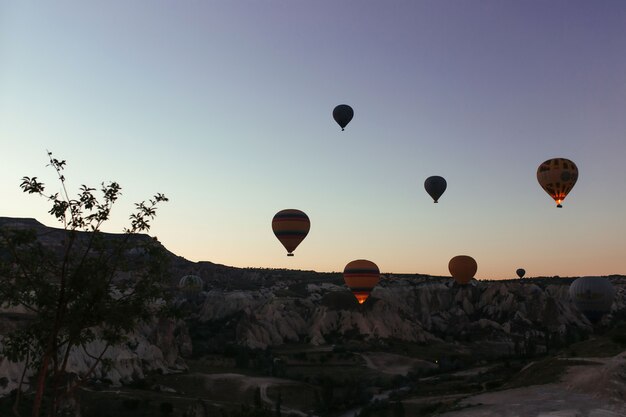 Silhouet van prachtige heteluchtballonnen bij zonsopgang in cappadocië