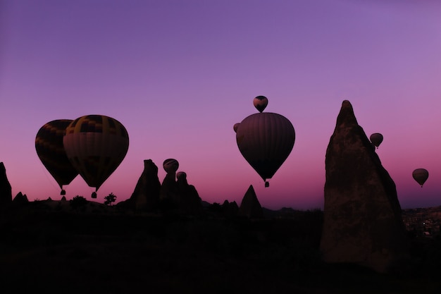 Silhouet van prachtige heteluchtballonnen bij zonsopgang in cappadocië