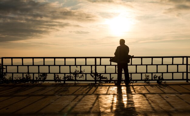 Silhouet van reiziger over mooie zonsondergang achtergrond