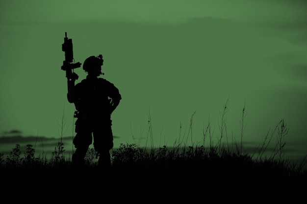 Silhouet van soldaat met riflexAxA