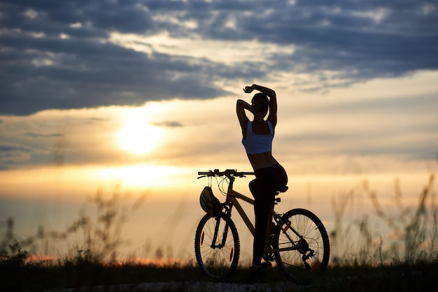 silhouet van sportieve vrouwelijke wielrenner