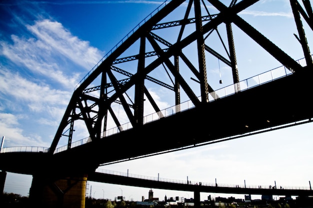 Foto silhouet van steel truss bridge tegen de levendige blauwe lucht in louisville